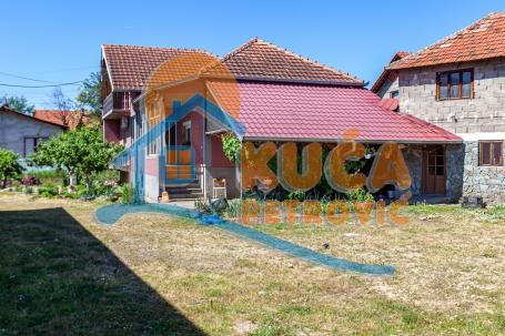 Kuća 80m2 sa dva pomoćna objekta na placu od 14 ari u Krušcu