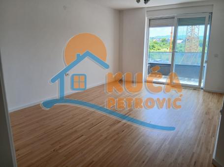 Izdaje se nenamešten troiposoban stan 85m2, Ledena stena-kružni tok