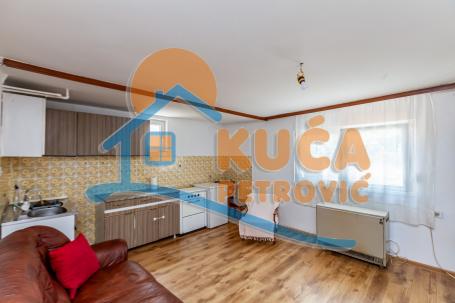 Jednoiposoban  stan  u  kući, prizemlje, deo dvorišta, 40 m2, Apelovac