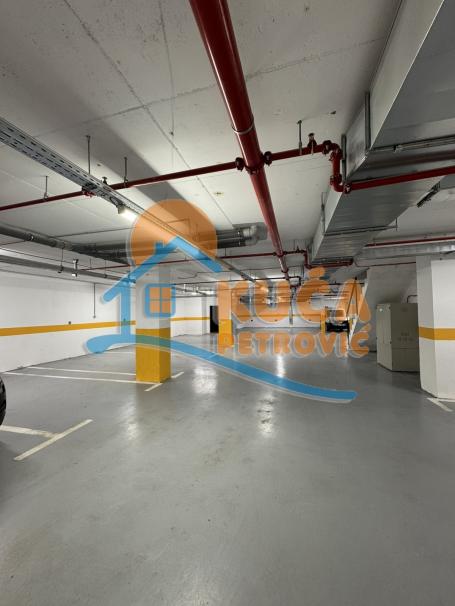 Izdaje se garažno mesto u centru grada