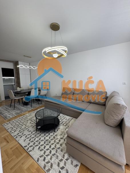 Izdaje se neuseljavan jednoiposoban stan u Dušanovoj, kod Berte, 50m2
