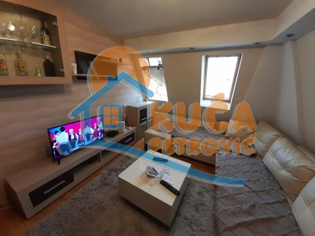Izdaje se Lux dvoiposoban stan, 52m2, X sprat, odlična lokacija kod parka Čair