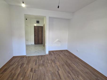 Garsonjera u Budvi, Podkošljun