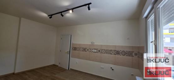 SAJMIŠTE, Jednoiposoban stan 37 m², Renoviran