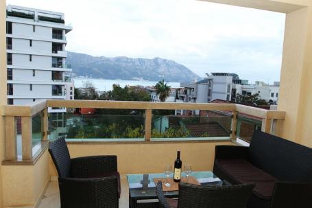Dvosoban stan 70m² sa pogledom na more-Gospoština, Budva (na duzi period, DOSTUPAN OD 20.08.2026)