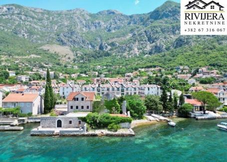 Na prodaju kamena kuca za rekonstrukciju sa pontom uz more Risan Kotor