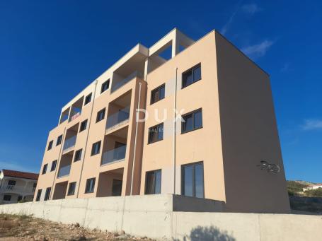PRIMOŠTEN, DOLAC – Stan u prizemlju s vrtom i savršenim pogledom