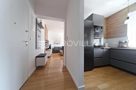 Osijek, Gornji grad, moderan penthouse s garažnim parkirnim mjestom i prostranom natkrivenom terasom