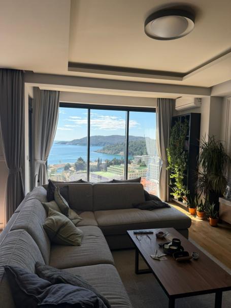 Na prodaju luksuzno opremljen trosoban apartman u Bečićima