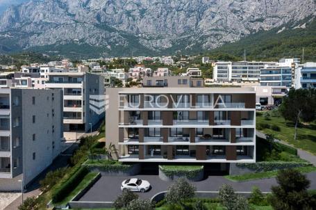 Makarska, ekskluzivni trosoban stan u novogradnji s vrtom i liftom