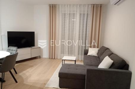 Split, Pazdigrad, moderno opremljen trosoban stan južne orijentacije za dugoročan najam