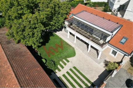 
				Vila sa bazenom, letnjikovcem i kućom za goste u mirnom rezidencijalnom delu Zemuna
			