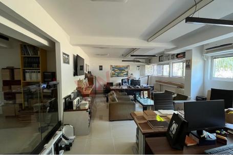 
				Lokal ili stan, blok 30, kockice, parking
			