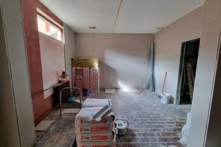 
				Bežanijska kosa, lokal kod pijace, 74 m² + 40 m² podrumskog prostora
			