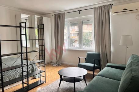 
				Savršeno organizovan stan na korak od svega što vam treba - renoviran, namešten, pet friendly
	