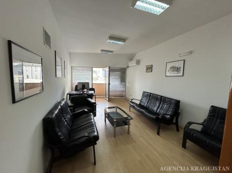 Izdavanje, Poslovni prostor, 31m2 , Centar