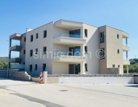 Trosoban stan s bazenom blizu plaže, prodaja, Tribunj